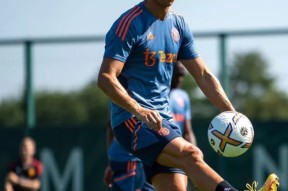 满冠体育客户端-球员个人荣誉增加签约金飙升引猜想