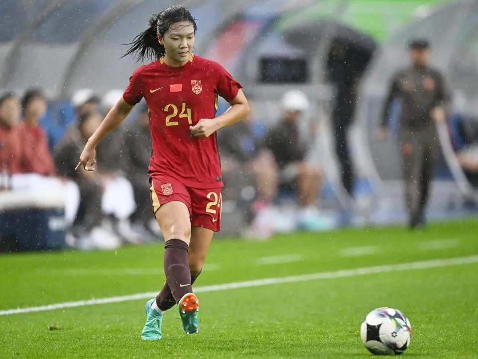 女足比赛现场气氛火爆,球迷激情高涨视频